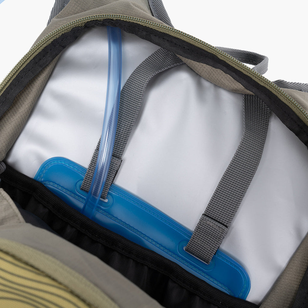 Lightweight Hydration Backpack Hiking with 2L Reservoir EVERFUN